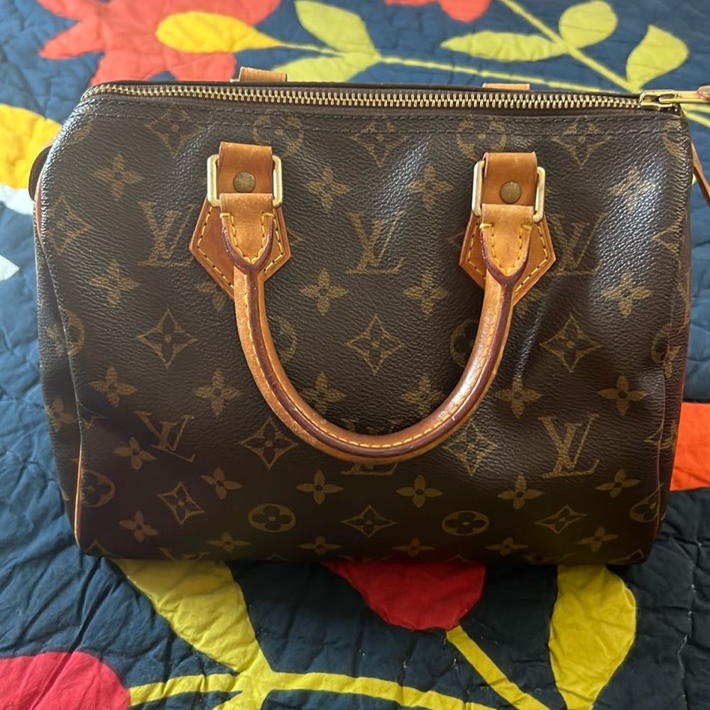 LOUIS VUITTON
MONOGRAM CANVAS SPEEDY 25 with base included